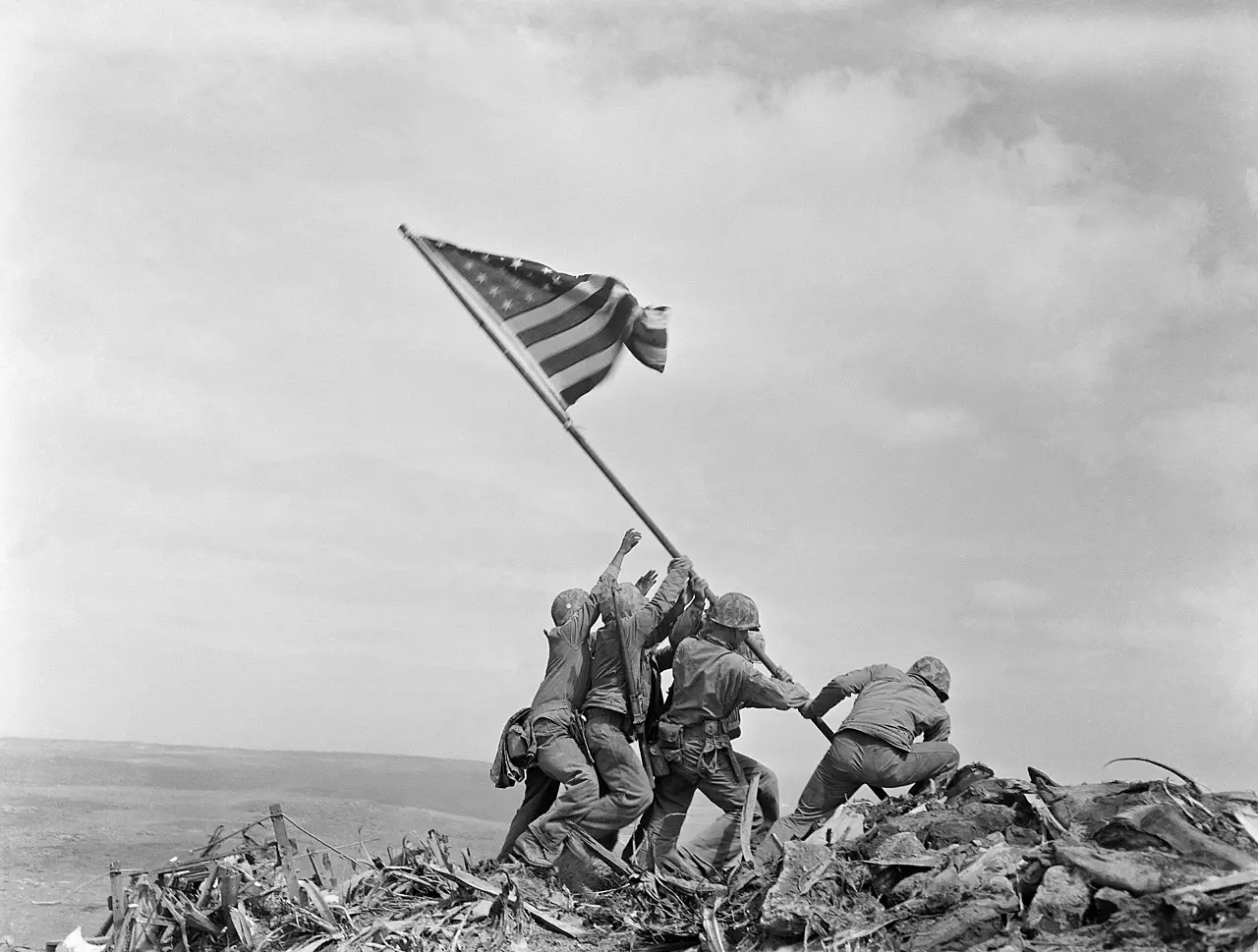 Raising_the_Flag_on_Iwo_Jima,_larger_-_edit1.jpg Raising_the_Flag_on_Iwo_Jima,_larger_-_edit1.jpg