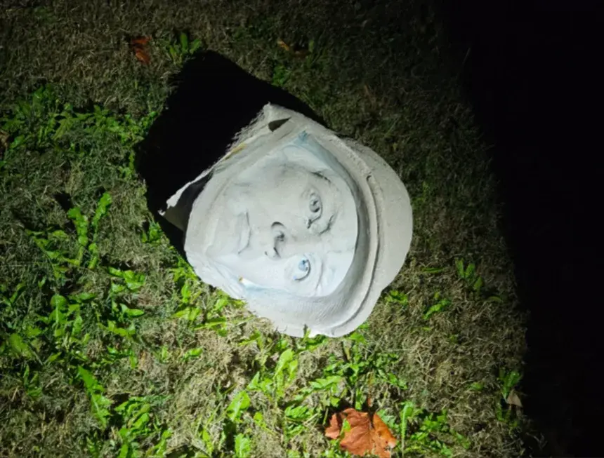 statue-damage-2 statue-damage-2